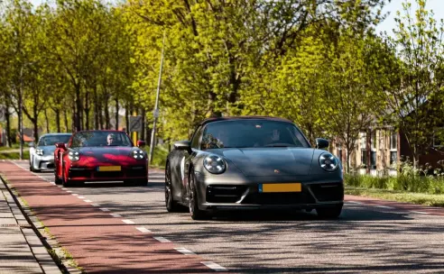 Zon, sportwagens en Zeeuwse smaken: de Oesterrally in beeld.