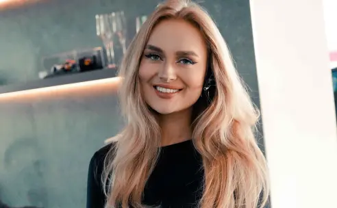 Van de showroom naar de Filipijnen: Onze gastvrouw Lotte gekroond tot Miss Earth Netherlands.